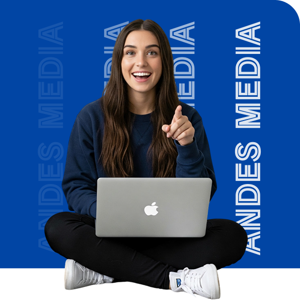 Mujer señalando con laptop